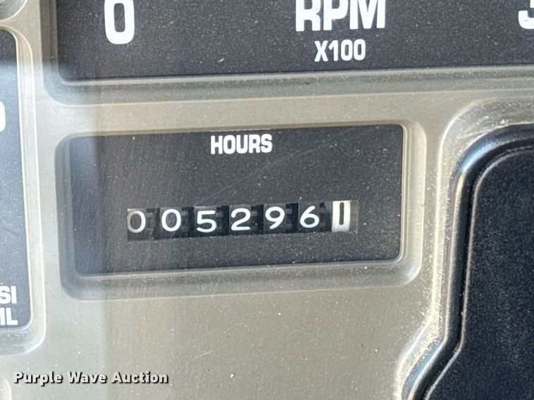 image for item DE2152 2001 International 4900 feed mixer truck