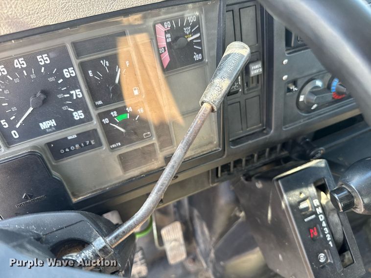 image for item DE2152 2001 International 4900 feed mixer truck