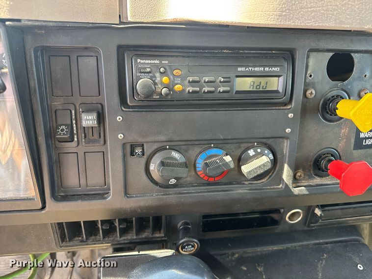 image for item DE2152 2001 International 4900 feed mixer truck