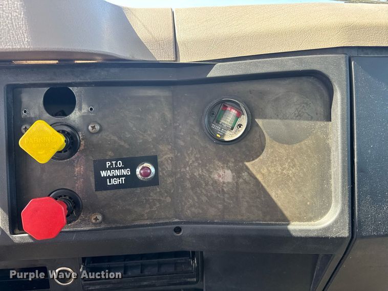 image for item DE2152 2001 International 4900 feed mixer truck