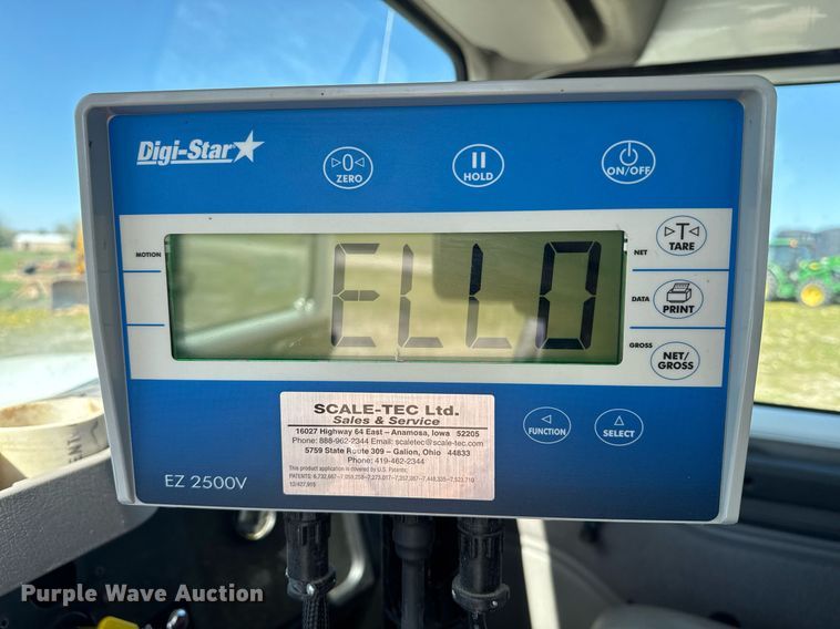 image for item DE2152 2001 International 4900 feed mixer truck