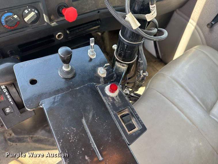 image for item DE2152 2001 International 4900 feed mixer truck