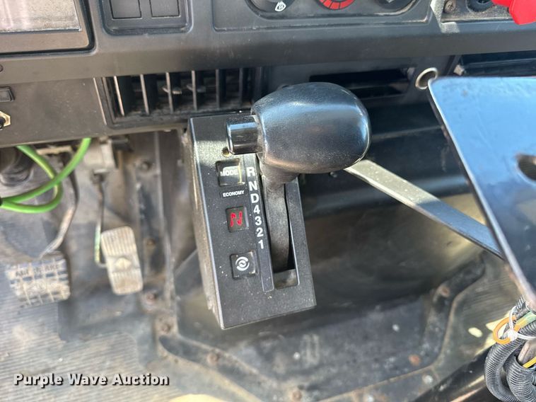 image for item DE2152 2001 International 4900 feed mixer truck