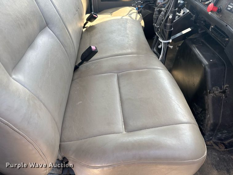 image for item DE2152 2001 International 4900 feed mixer truck