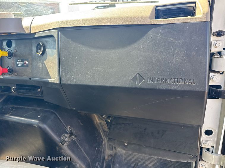 image for item DE2152 2001 International 4900 feed mixer truck