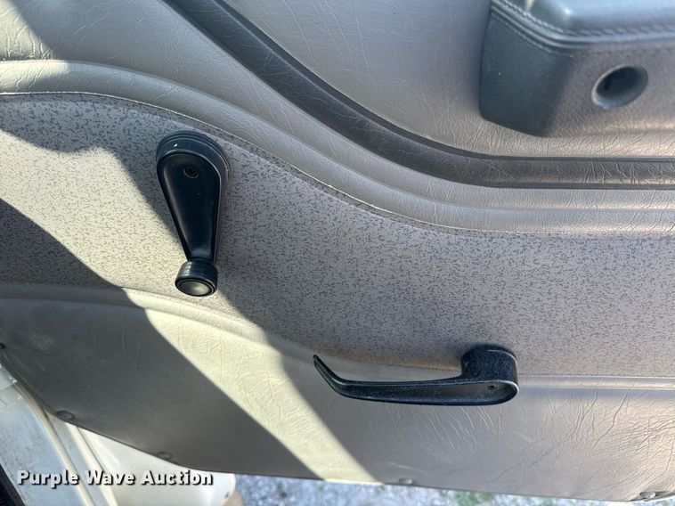 image for item DE2152 2001 International 4900 feed mixer truck