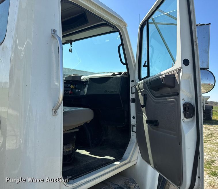 image for item DE2152 2001 International 4900 feed mixer truck