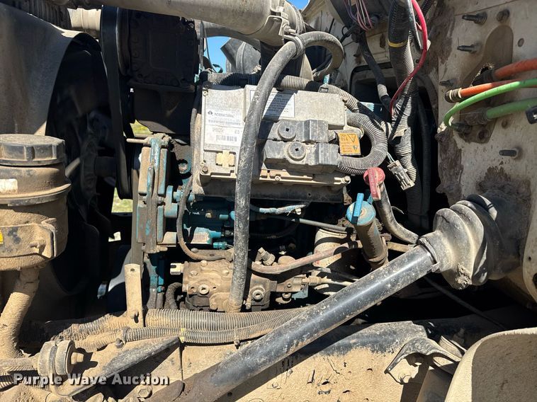 image for item DE2152 2001 International 4900 feed mixer truck