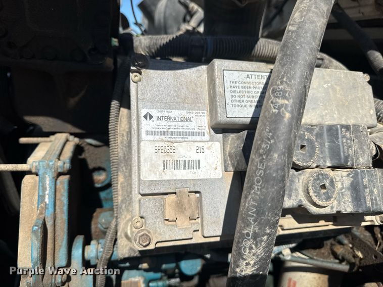 image for item DE2152 2001 International 4900 feed mixer truck