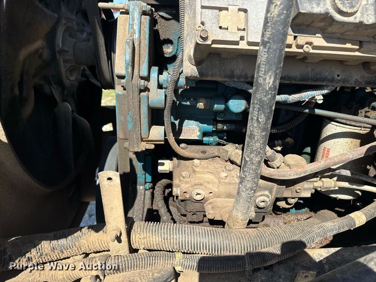 image for item DE2152 2001 International 4900 feed mixer truck