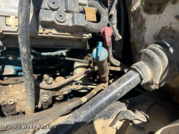 image for item DE2152 2001 International 4900 feed mixer truck