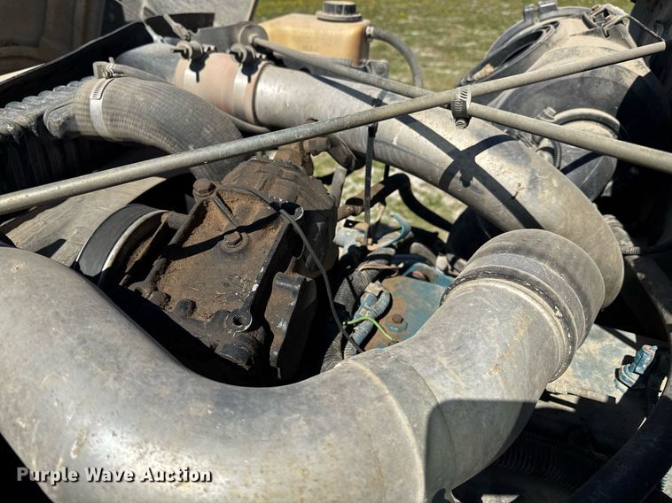 image for item DE2152 2001 International 4900 feed mixer truck