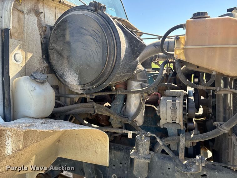 image for item DE2152 2001 International 4900 feed mixer truck