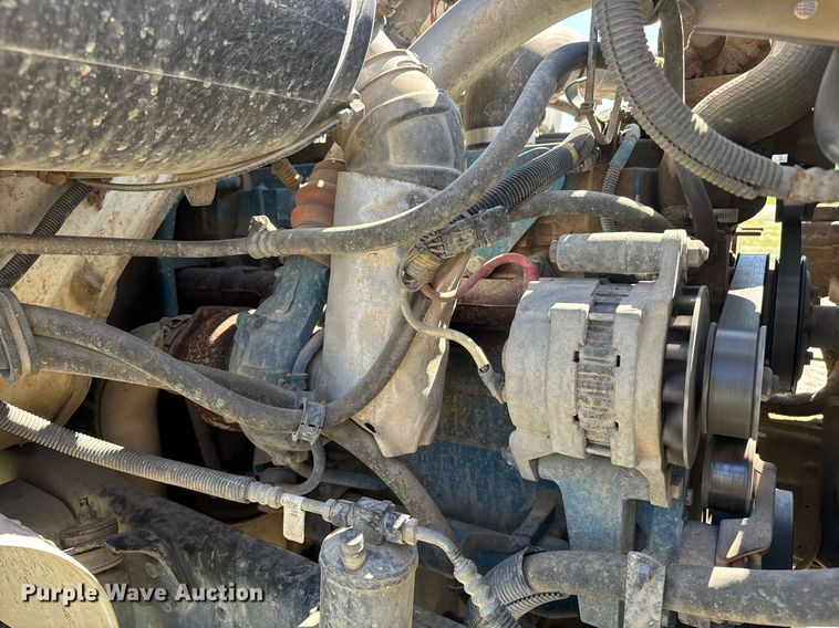 image for item DE2152 2001 International 4900 feed mixer truck