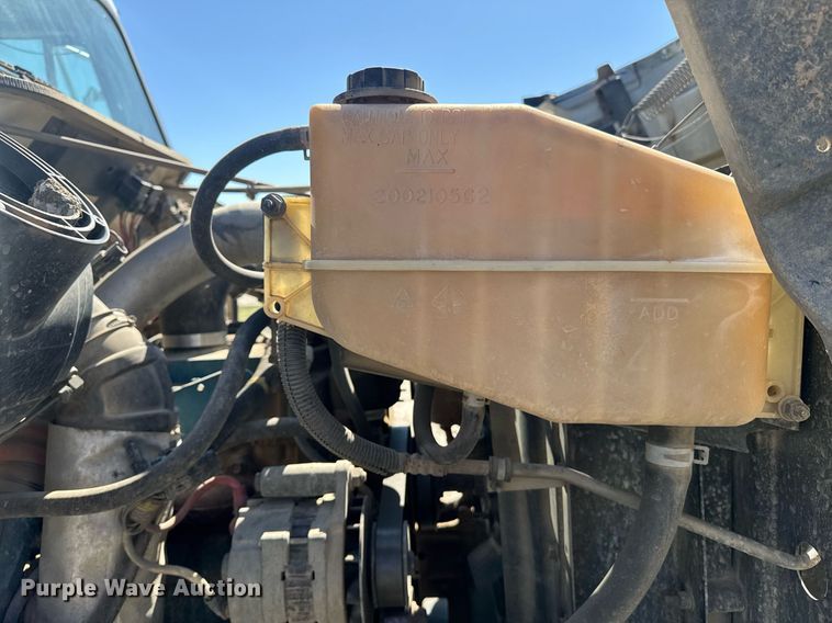 image for item DE2152 2001 International 4900 feed mixer truck