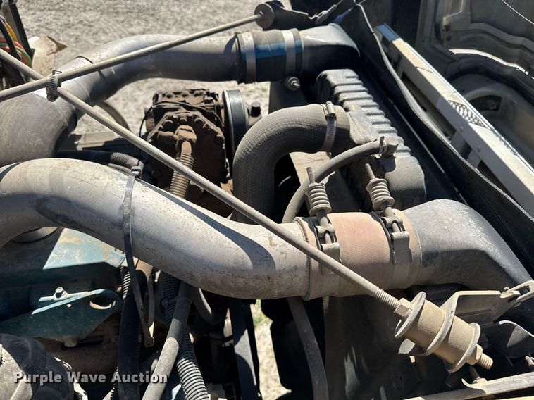 image for item DE2152 2001 International 4900 feed mixer truck