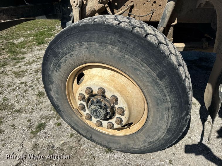 image for item DE2152 2001 International 4900 feed mixer truck