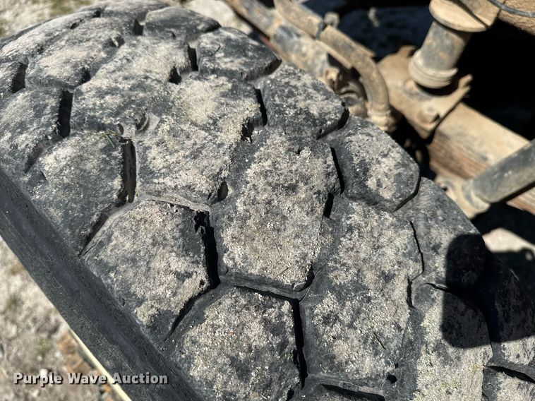 image for item DE2152 2001 International 4900 feed mixer truck