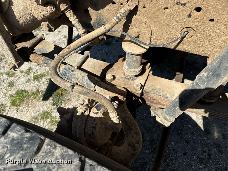 image for item DE2152 2001 International 4900 feed mixer truck