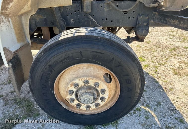 image for item DE2152 2001 International 4900 feed mixer truck