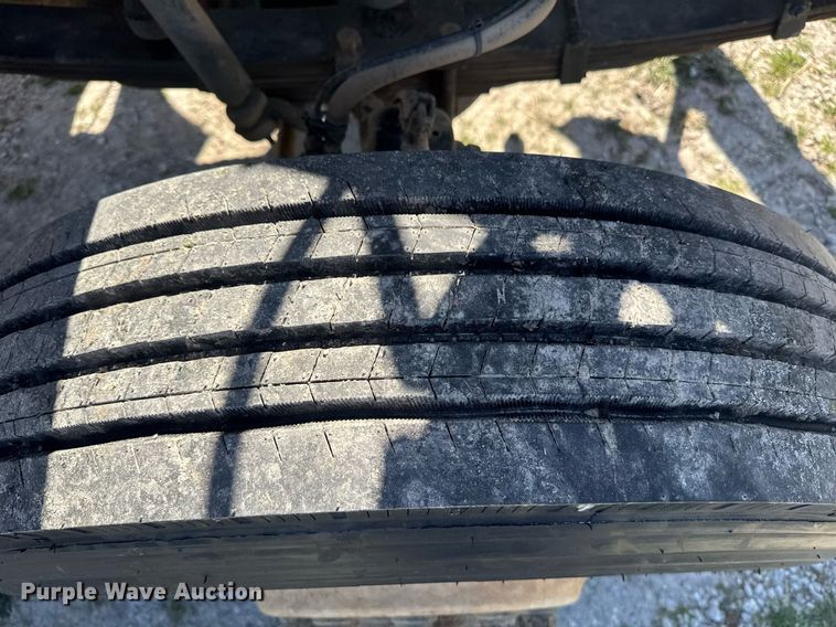 image for item DE2152 2001 International 4900 feed mixer truck