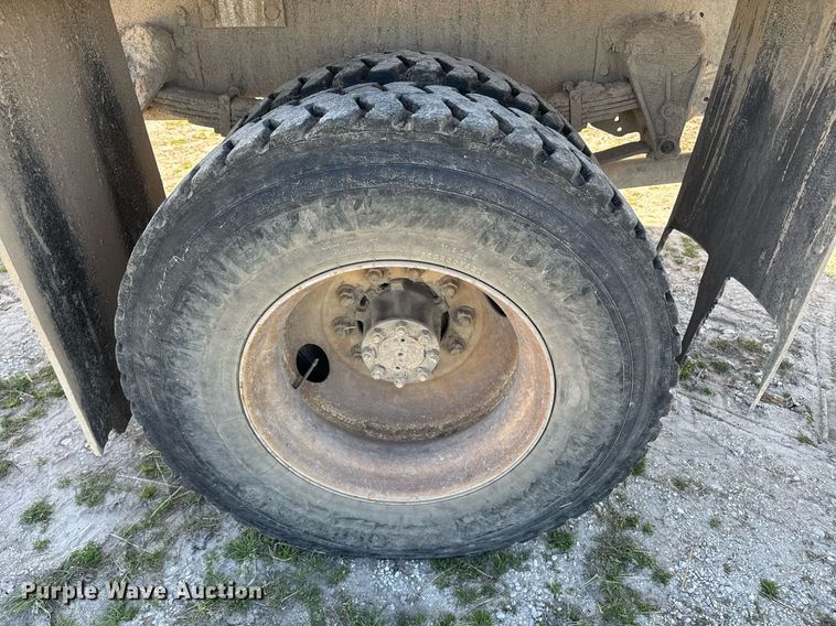 image for item DE2152 2001 International 4900 feed mixer truck