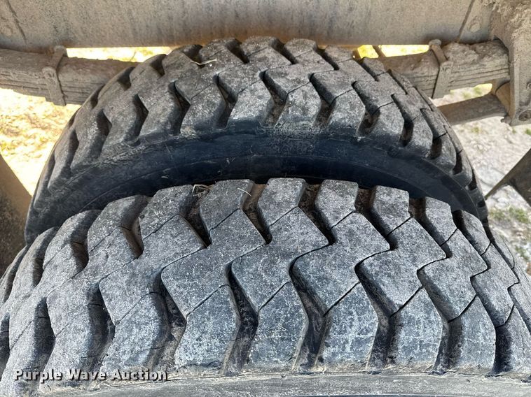 image for item DE2152 2001 International 4900 feed mixer truck