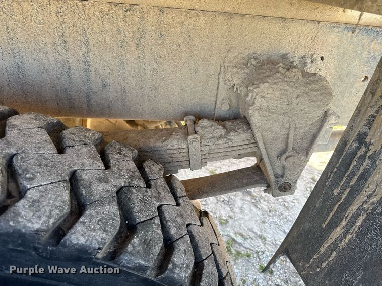 image for item DE2152 2001 International 4900 feed mixer truck