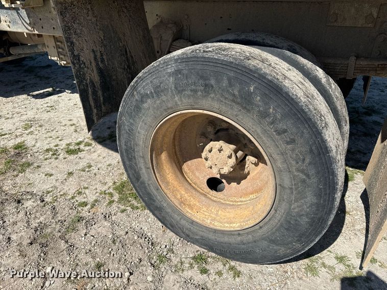 image for item DE2152 2001 International 4900 feed mixer truck