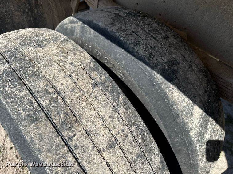 image for item DE2152 2001 International 4900 feed mixer truck