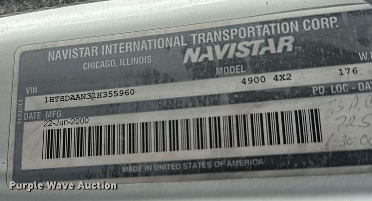 image for item DE2152 2001 International 4900 feed mixer truck