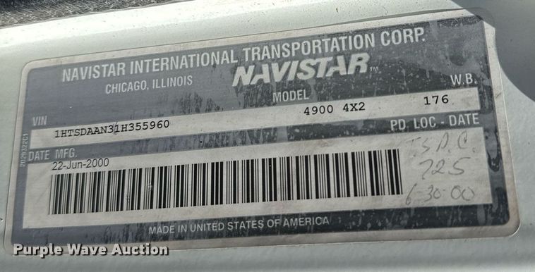 image for item DE2152 2001 International 4900 feed mixer truck