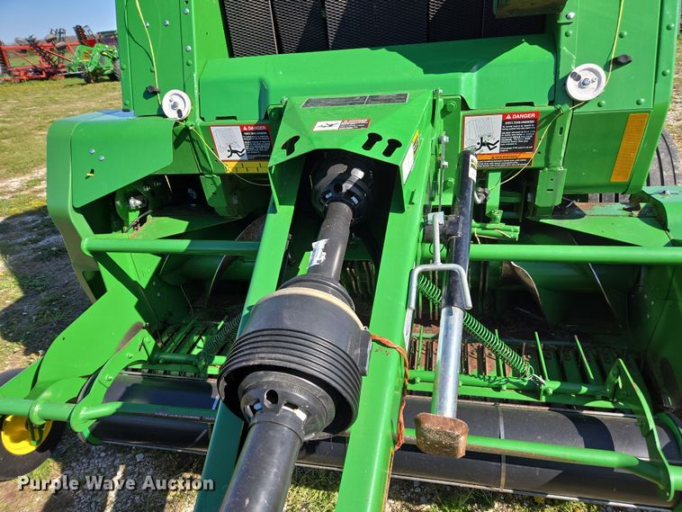 image for item DE2153 2018 John Deere 460M Mega Wide HC2 round baler