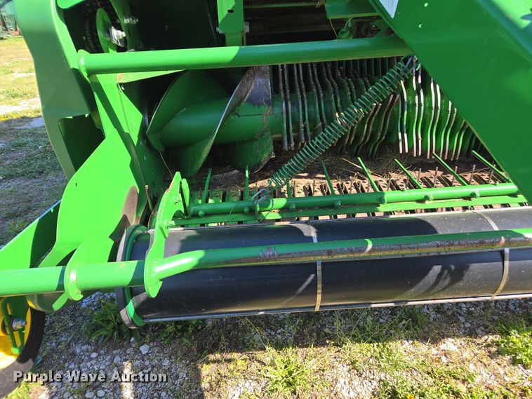 image for item DE2153 2018 John Deere 460M Mega Wide HC2 round baler
