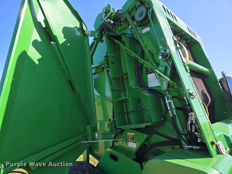 image for item DE2153 2018 John Deere 460M Mega Wide HC2 round baler