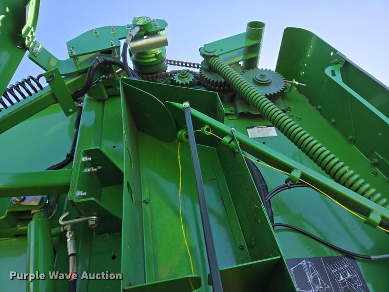image for item DE2153 2018 John Deere 460M Mega Wide HC2 round baler