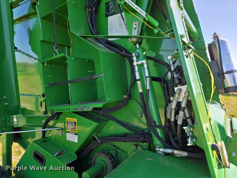 image for item DE2153 2018 John Deere 460M Mega Wide HC2 round baler