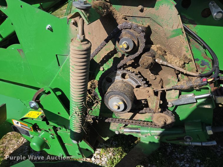 image for item DE2153 2018 John Deere 460M Mega Wide HC2 round baler