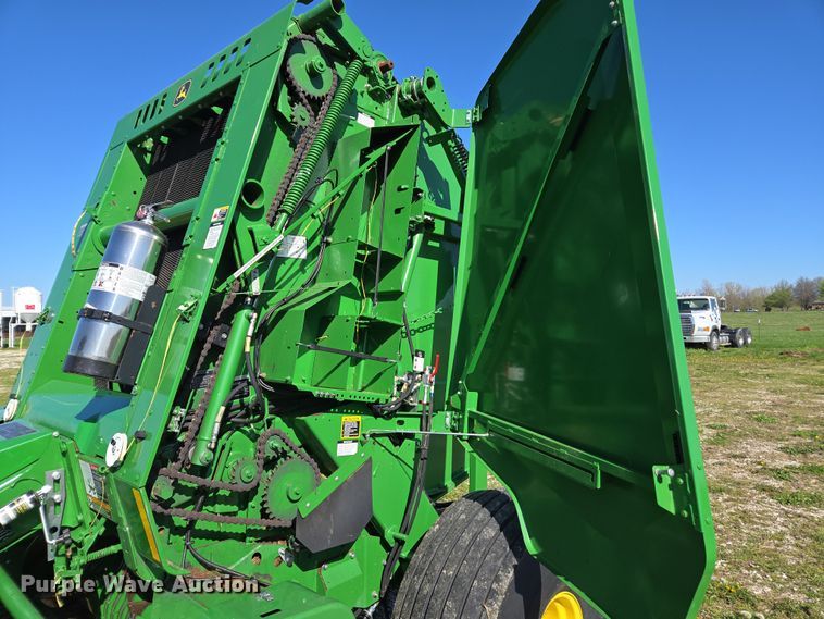 image for item DE2153 2018 John Deere 460M Mega Wide HC2 round baler