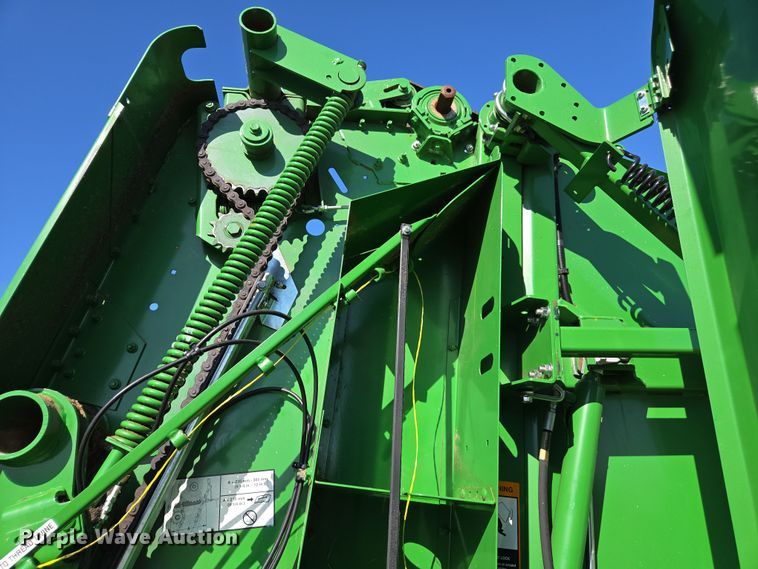 image for item DE2153 2018 John Deere 460M Mega Wide HC2 round baler