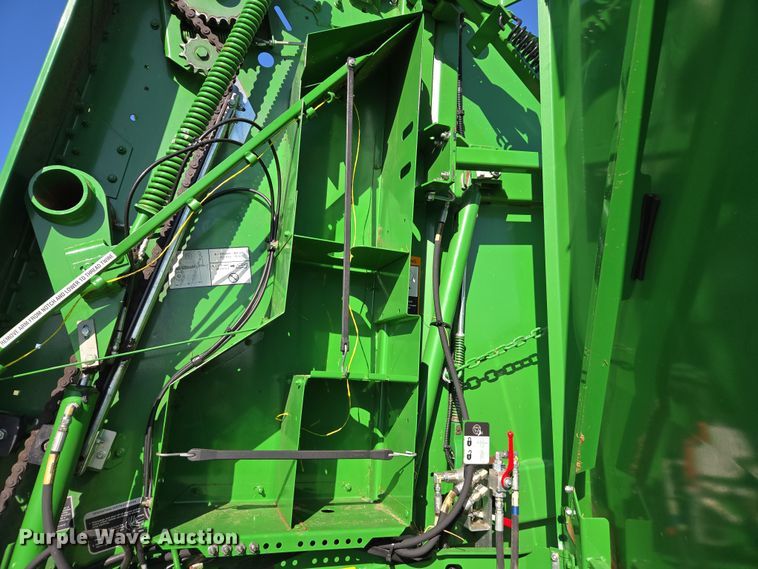 image for item DE2153 2018 John Deere 460M Mega Wide HC2 round baler