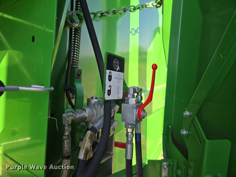 image for item DE2153 2018 John Deere 460M Mega Wide HC2 round baler