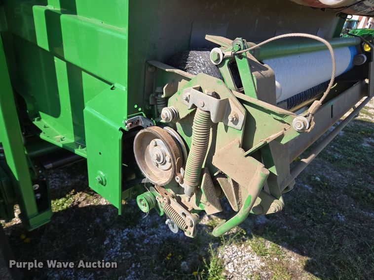 image for item DE2153 2018 John Deere 460M Mega Wide HC2 round baler