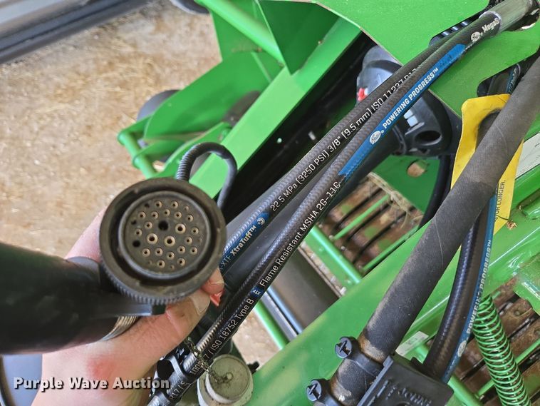 image for item DE2153 2018 John Deere 460M Mega Wide HC2 round baler