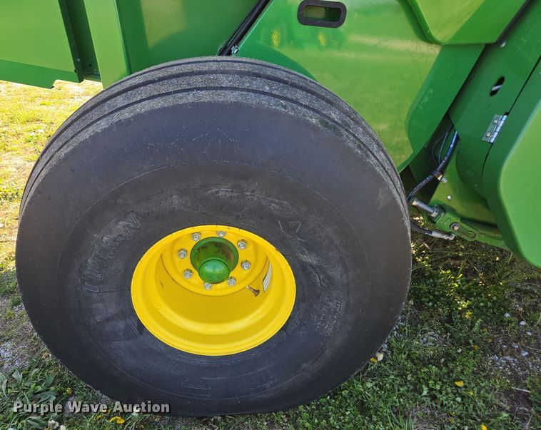 image for item DE2153 2018 John Deere 460M Mega Wide HC2 round baler
