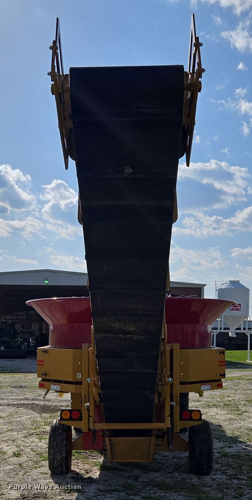 image for item DE2158 2021 Haybuster 1000 tub grinder