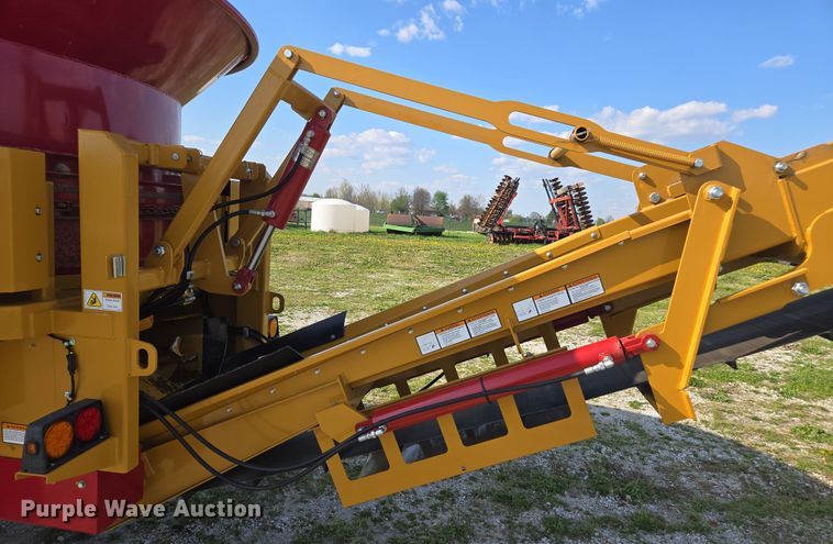 image for item DE2158 2021 Haybuster 1000 tub grinder