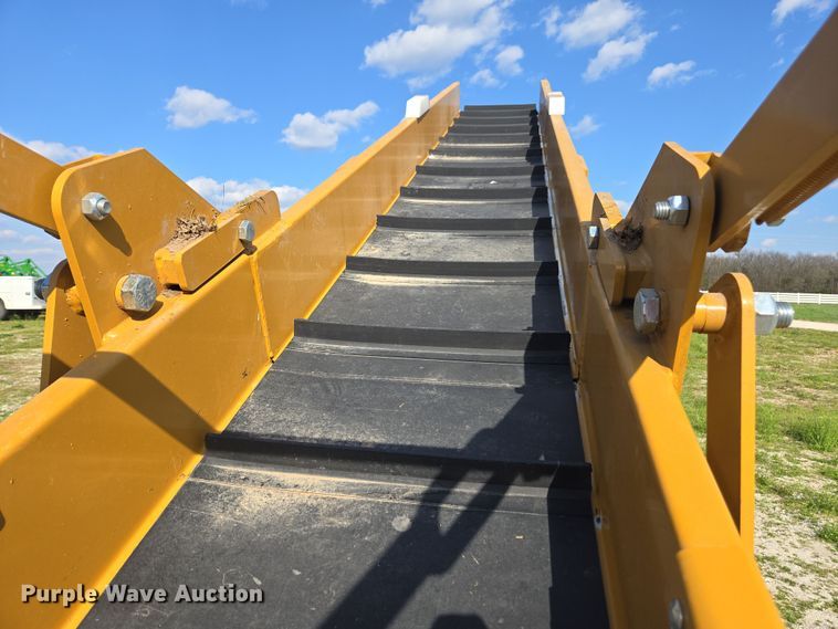 image for item DE2158 2021 Haybuster 1000 tub grinder