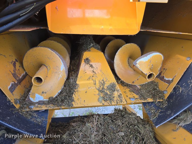 image for item DE2158 2021 Haybuster 1000 tub grinder