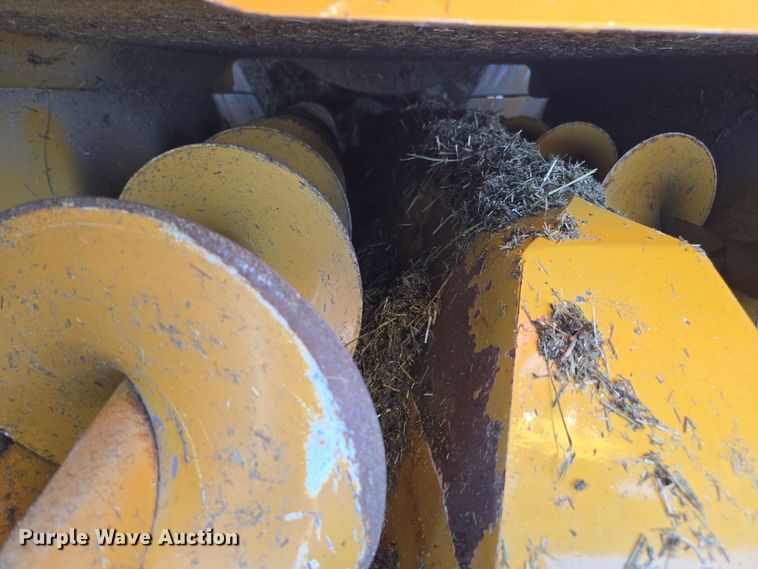 image for item DE2158 2021 Haybuster 1000 tub grinder